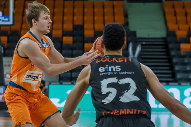 随后换上了 随后换上了