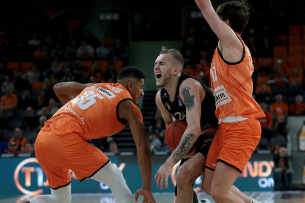 他运动员提 他运动员提